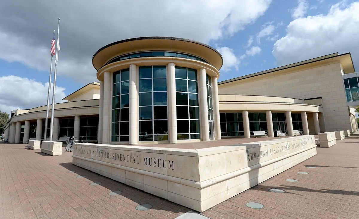 Lincoln Presidential Library Expands Volunteer Program
