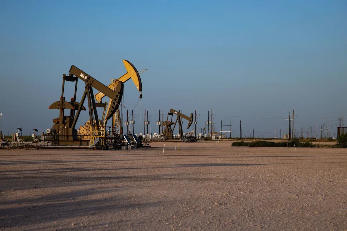 Bessent Predicts Oil Collapse to $40 to Ease Treasury Yields