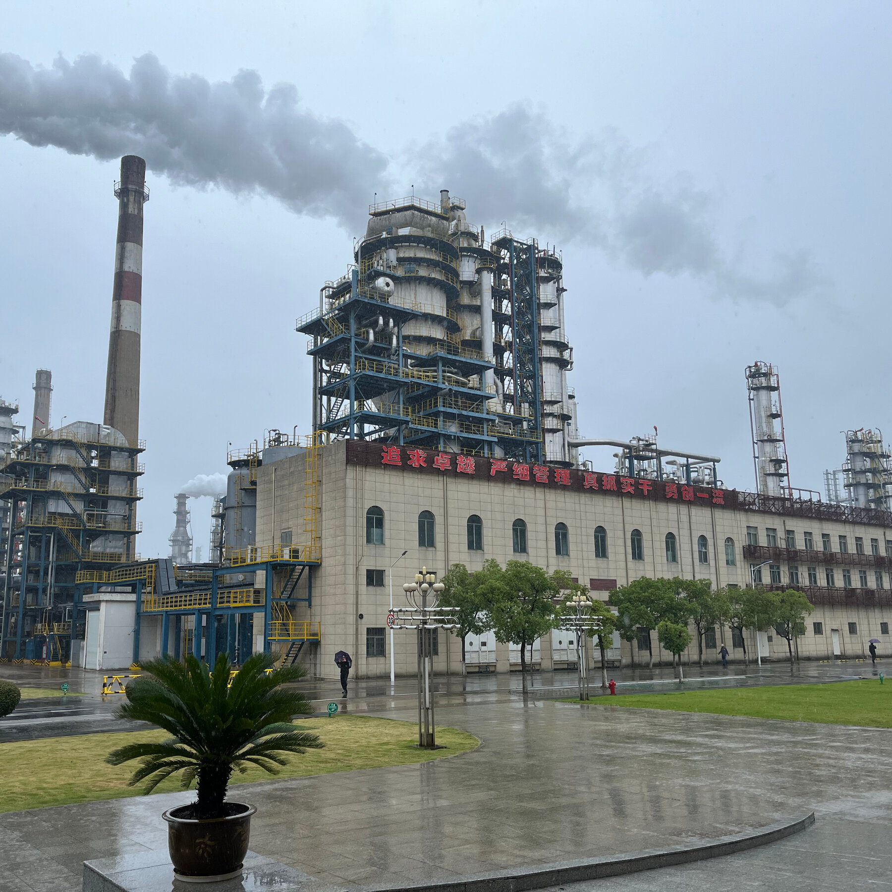 China Oil Stockpile Strategy Reshapes Global Energy Markets