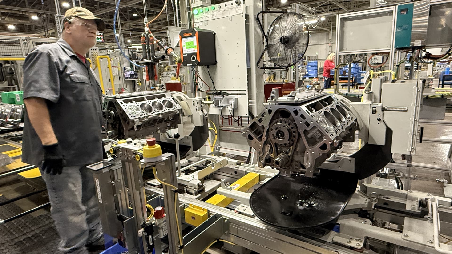 GM Revives V-8 Truck Lineup as EV Sales Lag Behind