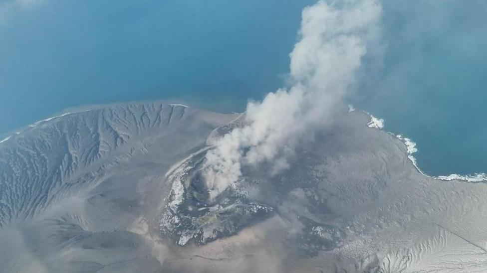 Indonesia Volcano Eruption Disrupts Flights at Main Airport