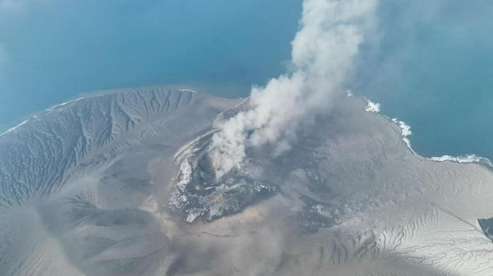 Indonesia Volcano Eruption Halts Flights and Strands 270,000