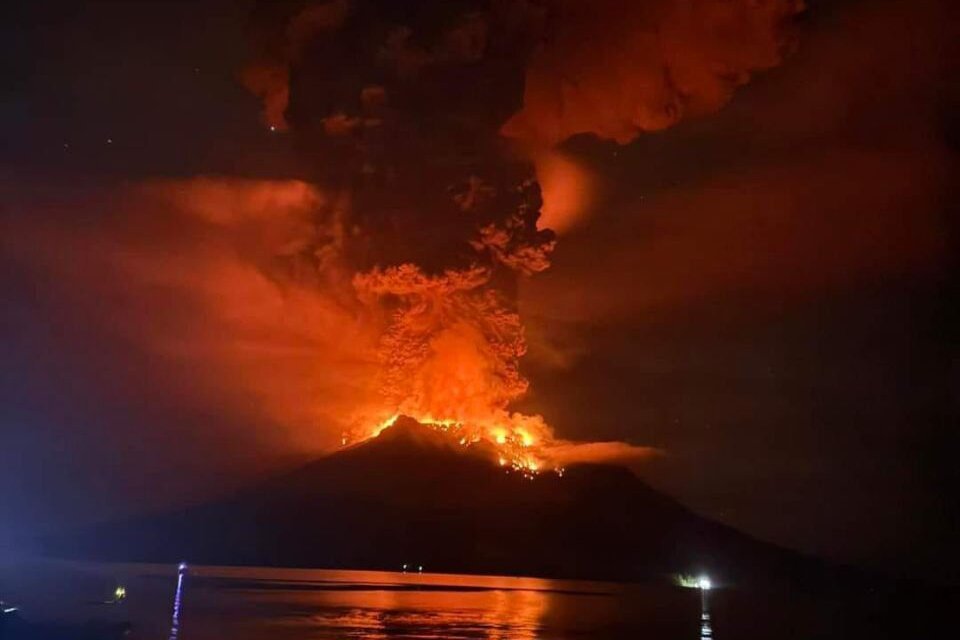 Indonesia Volcano Eruption Halts Flights and Strands 270,000