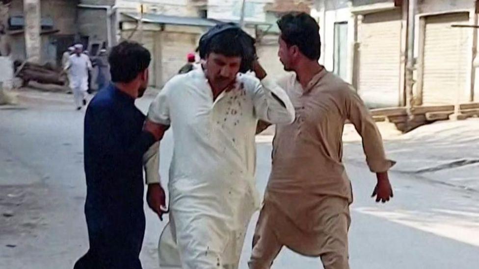 Pakistan Mosque Bombing Kills 21, Wounds Dozens