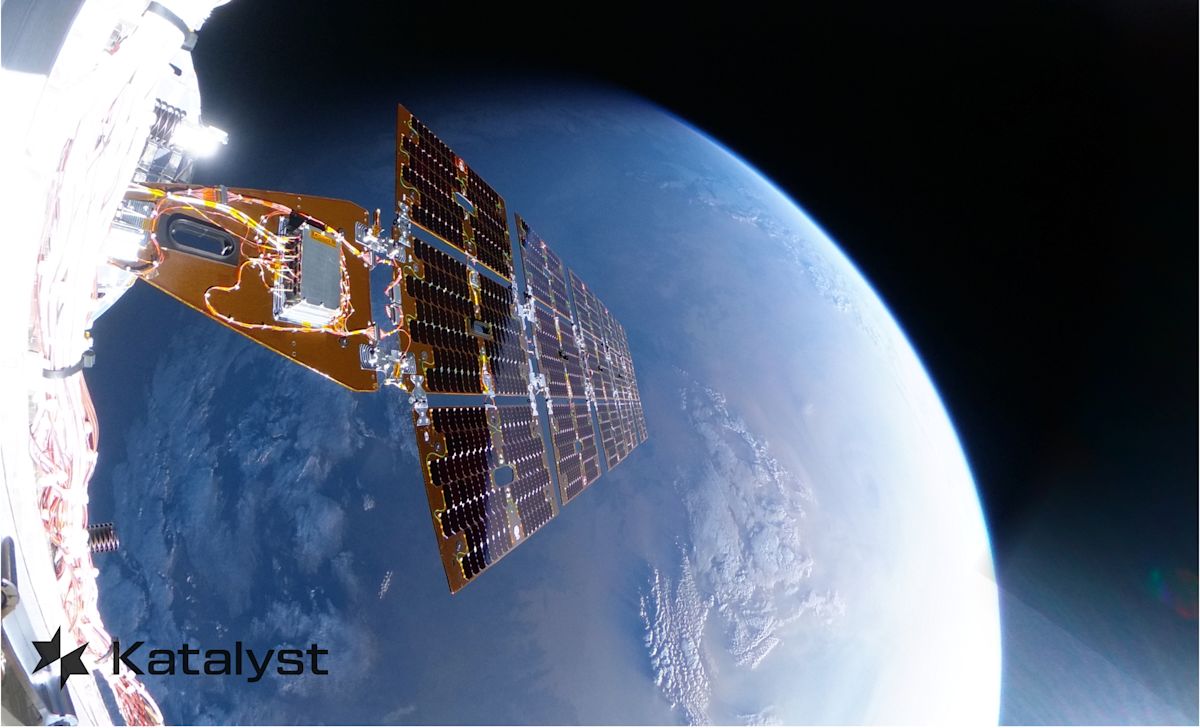 Private Rescue Craft Executes Flyby of Doomed NASA Telescope