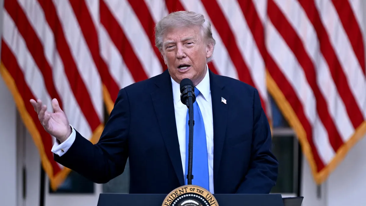 Trump Demands Radical Fed Rate Cuts or Threatens Trade Cutoffs