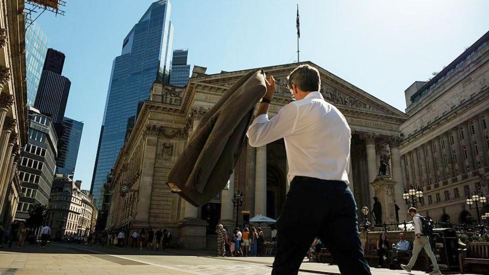 UK Borrowing Surge Raises Pre-Budget Pressure on Chancellor