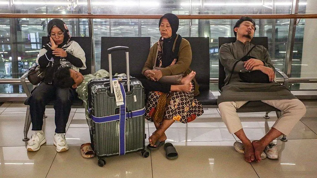 Volcanic Ash Cloud Triggers Massive Aviation Chaos in Jakarta