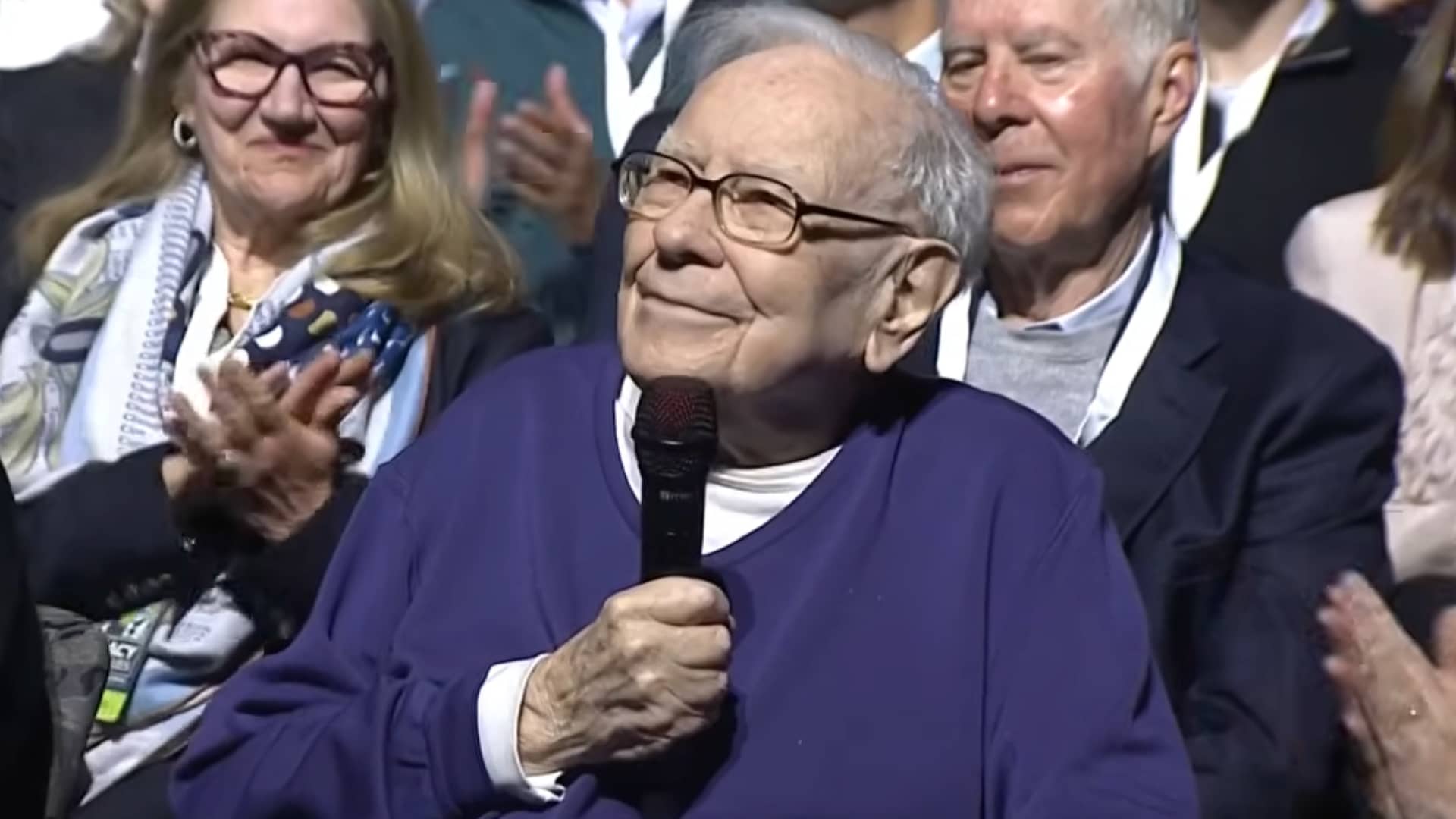 Warren Buffett Steps Down as Berkshire Chairman, Son Howard Takes Over
