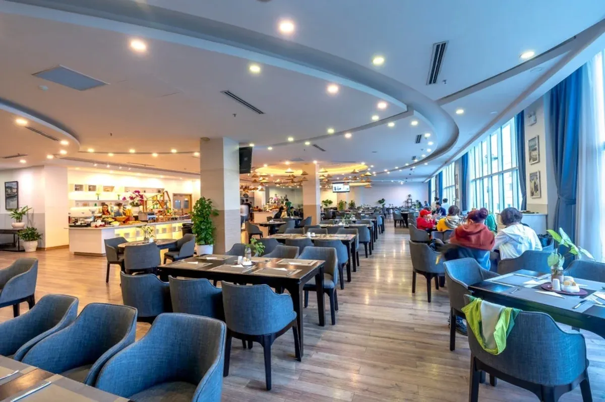 Why Hospitality Giants Are Outsourcing Hotel Dining