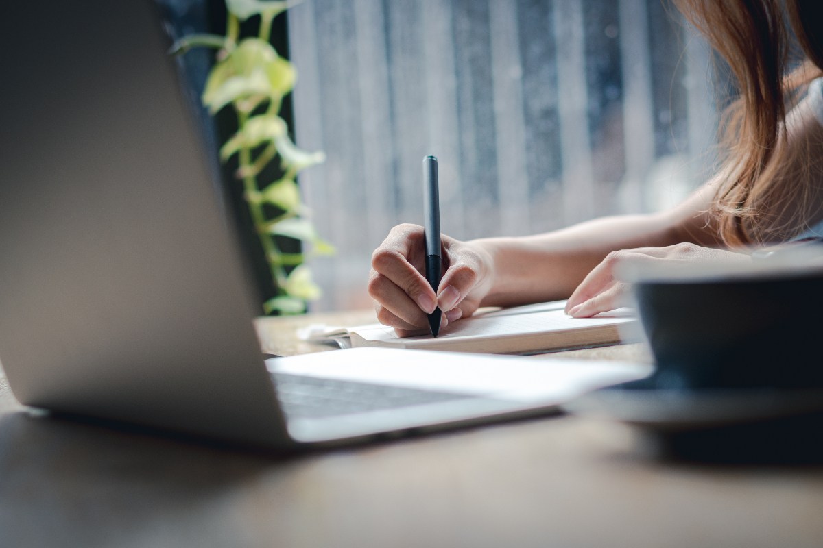 Anthropic Opus 5.5 Reveals AI Writing Tells in New Analysis