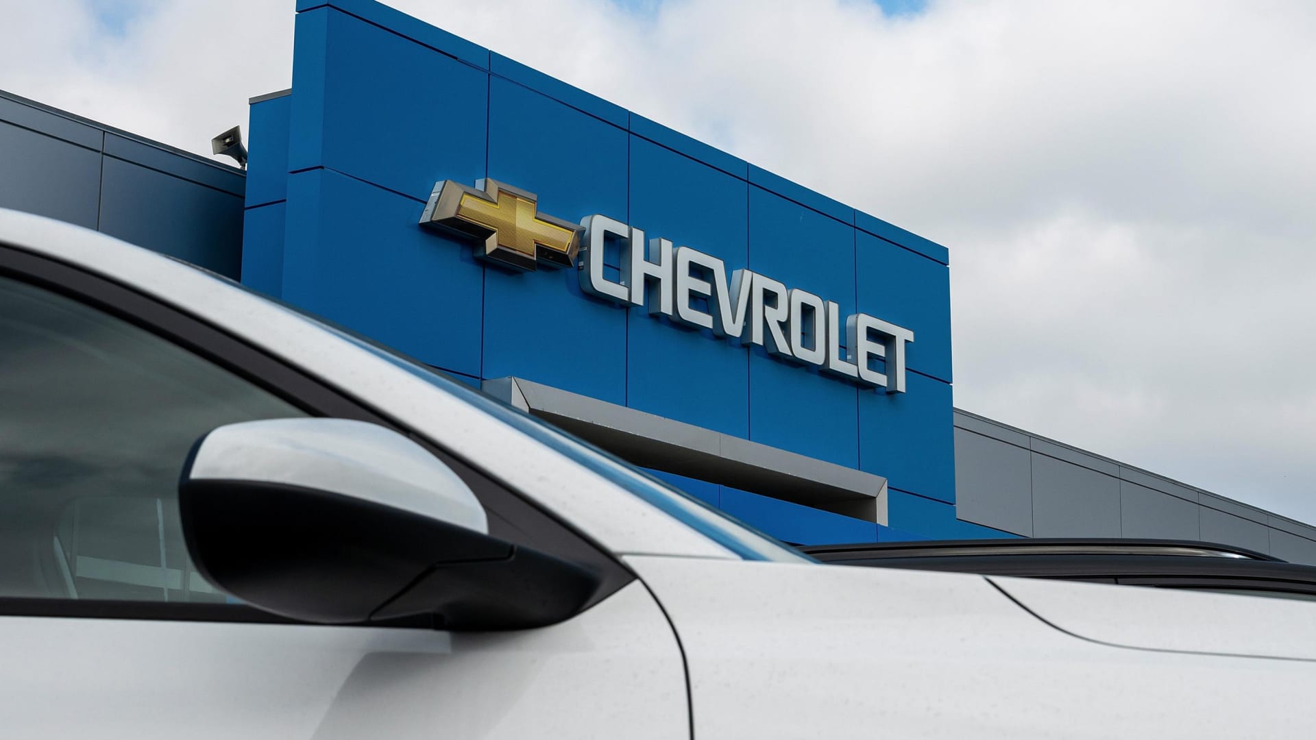 GM Q3 Sales Drop 5.5% as Toyota Gains on Hybrid Demand